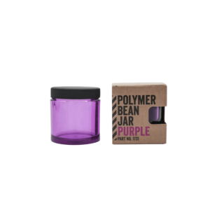 Comandante bønnebeholder i lilla med sort låg. Til højre står beholderen i dens emballage med skriften "Polymer Bean Jar Purple"