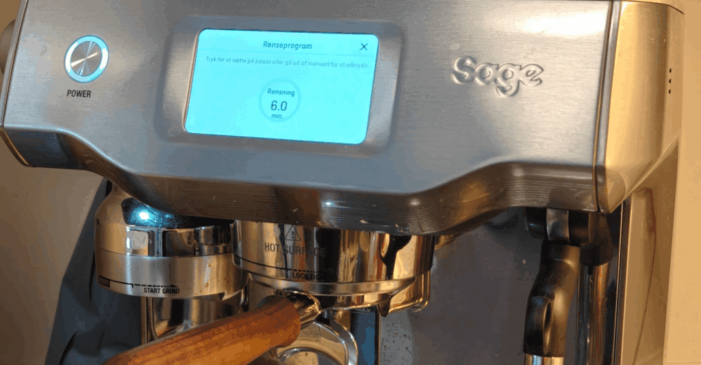 Billede af en Sage espressomaskines touch display med et Baark portafilter i eg.