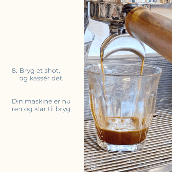 Glas med espresso, der brygges og skal kasseres efter rens – tekst: "Din maskine er nu ren og klar til bryg".
