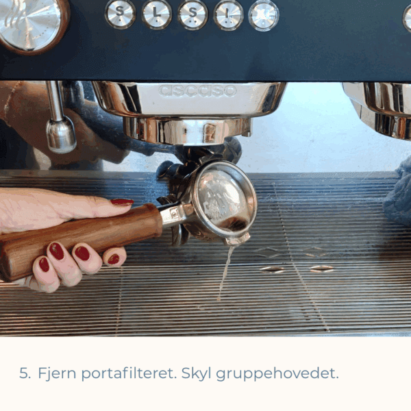 Hånd fjerner portafilter fra espressomaskine, mens vand løber ud af gruppehovedet.
