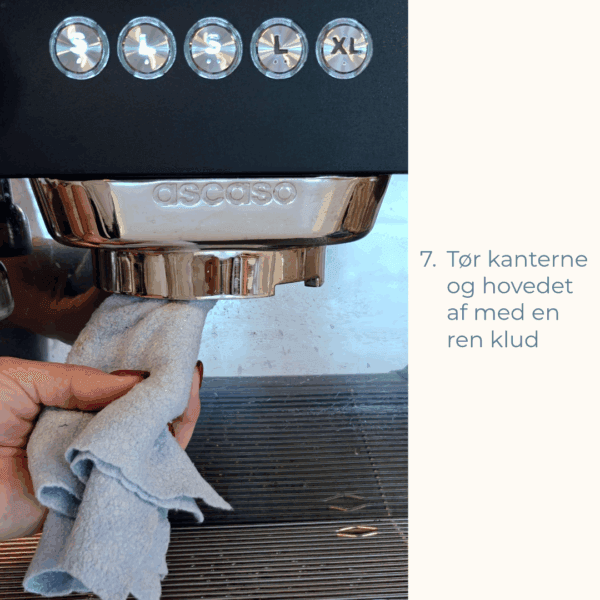 Hånd tørrer gruppehovedets kanter og flade af med en ren klud.