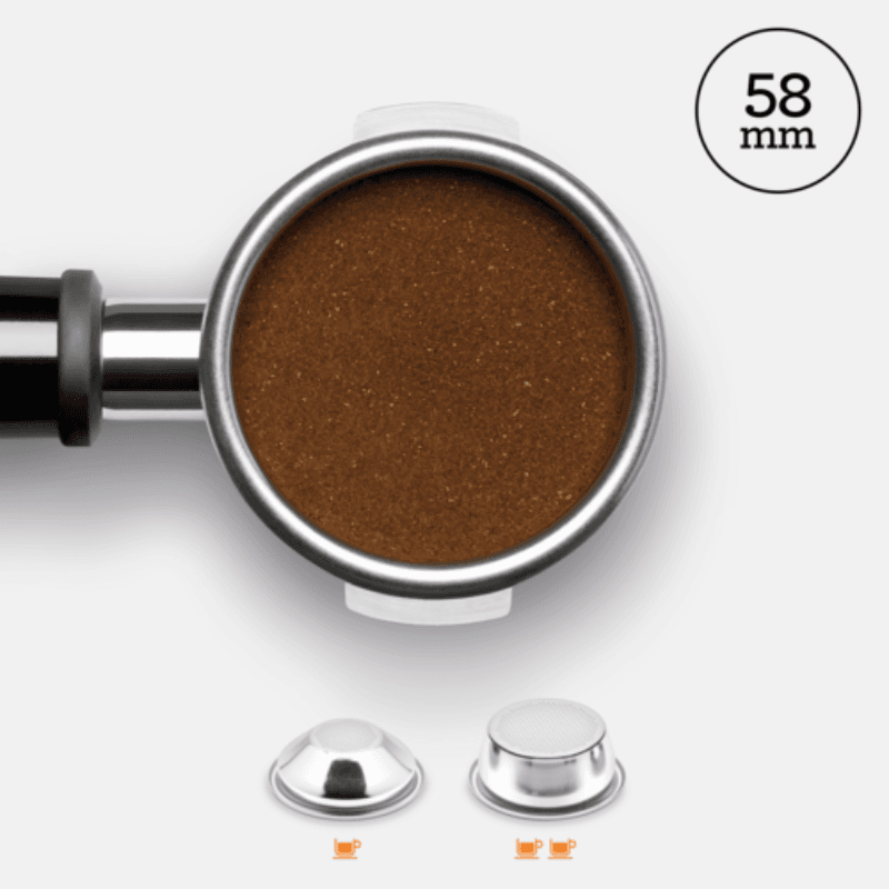58 mm portafilter med kaffe, sammen med to filterkurve til enkelt og dobbelt shot.