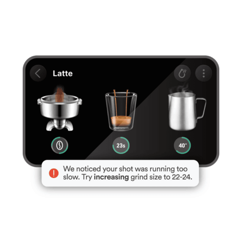 Touchskærm der viser latte-brygning med feedback om at justere kværnindstilling.