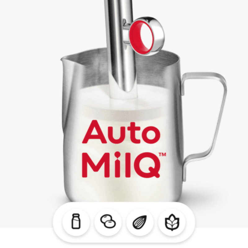 Auto MilQ-funktion i brug, der skummer mælk i kande, med ikoner for forskellige mælkealternativer.