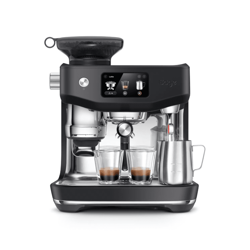 Sage Oracle Jet i Sort trøffel espressomaskine med to kopper espresso og mælkekande.