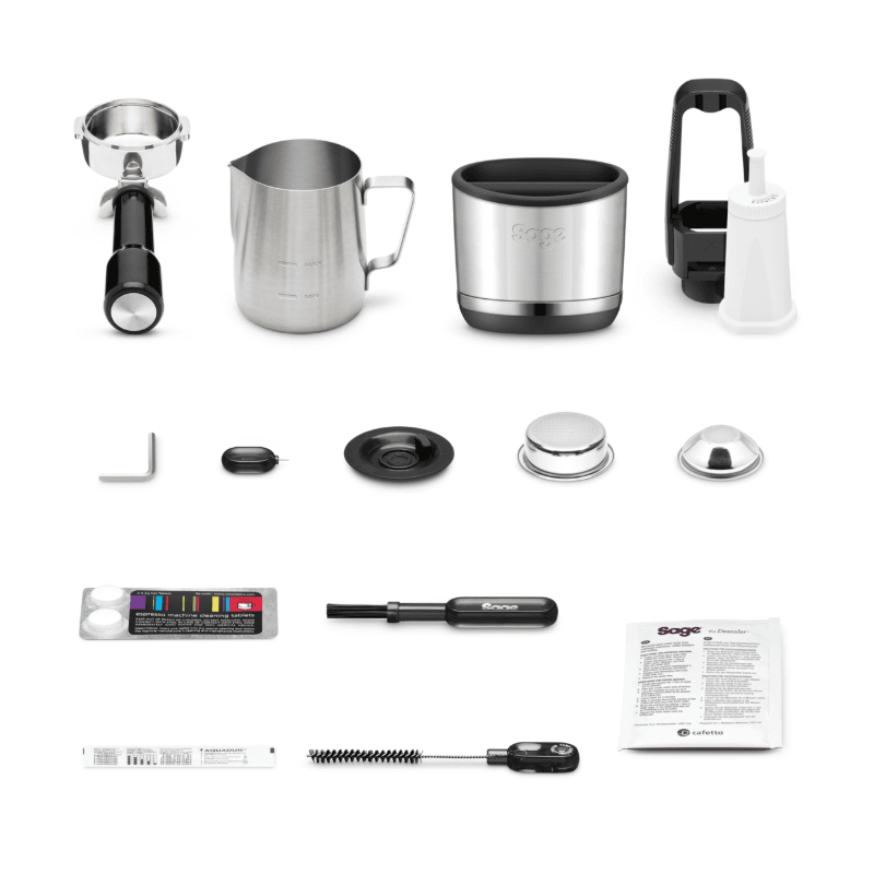 Tilbehør til Sage Oracle Jet inkl. portafilter, mælkekande, knockbox, værktøj og rengøringsudstyr.