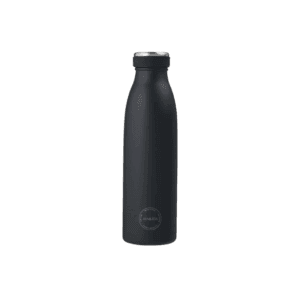 AYA&IDA drikkeflaske 500 ml i mat sort med sølvfarvet skruelåg, slank form og logo nederst, fotograferet forfra på hvid baggrund.