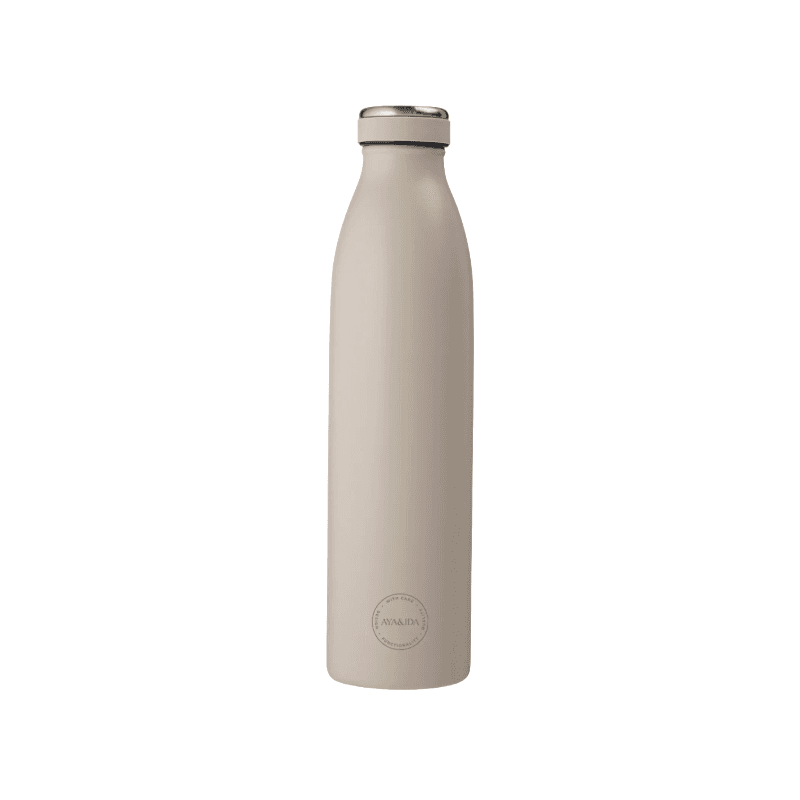 AYA&IDA drikkeflaske 750 ml i Cream Beige med sølvfarvet skruelåg, fotograferet forfra på hvid baggrund for et rent produktfoto.