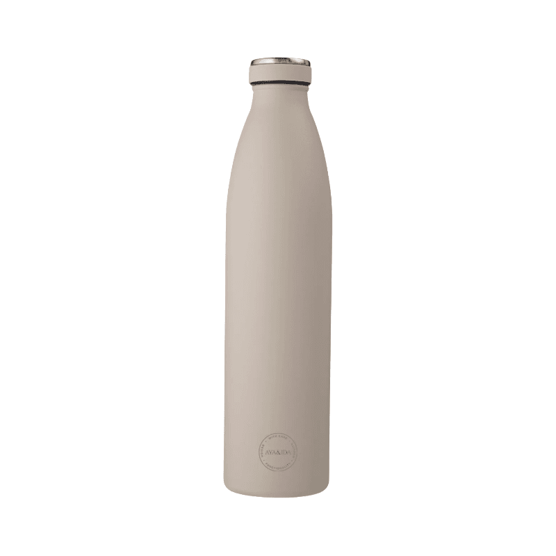AYA&IDA drikkeflaske 1000 ml i Cream Beige med sølvfarvet skruelåg, fotograferet forfra på hvid baggrund for et rent produktfoto.