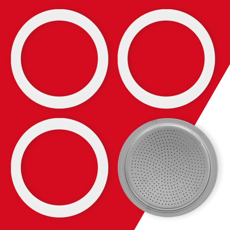 Oversigtsbillede af Bialetti-reservedelsæt: tre hvide gummipakninger og en rund metalfilterplade arrangeret på rød/hvid baggrund, set ovenfra for at vise form og hulmønster.