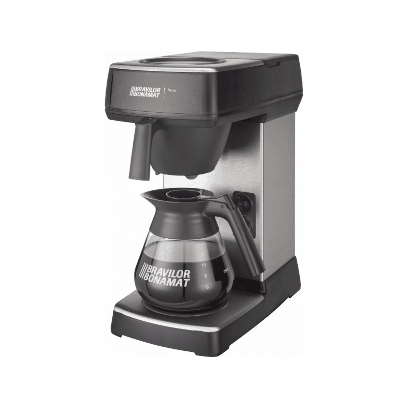 Bravilor Bonomat Novo filterkaffemaskine fotograferet i skrå vinkel, viser tragt, afløb og glas-kande med måleskala; kontrast mellem børstet stål og sort plastik.