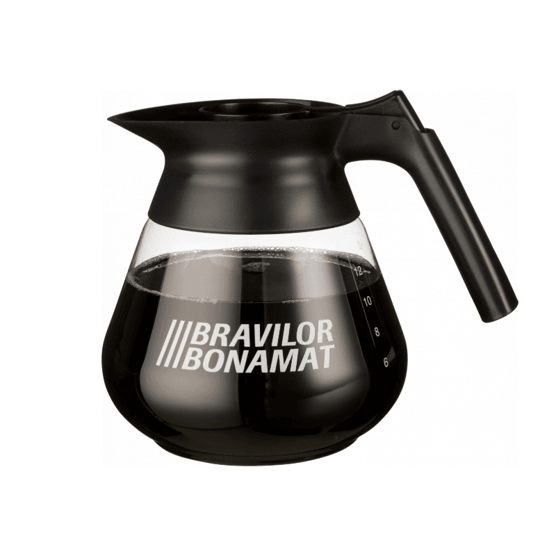 Bravilor Bonomat glaskande i klart glas med sort plastlåg og ergonomisk håndtag, synligt Bravilor-logo og måleskala på siden; kanden er fyldt med friskbrygget kaffe og fotograferet på hvid baggrund.
