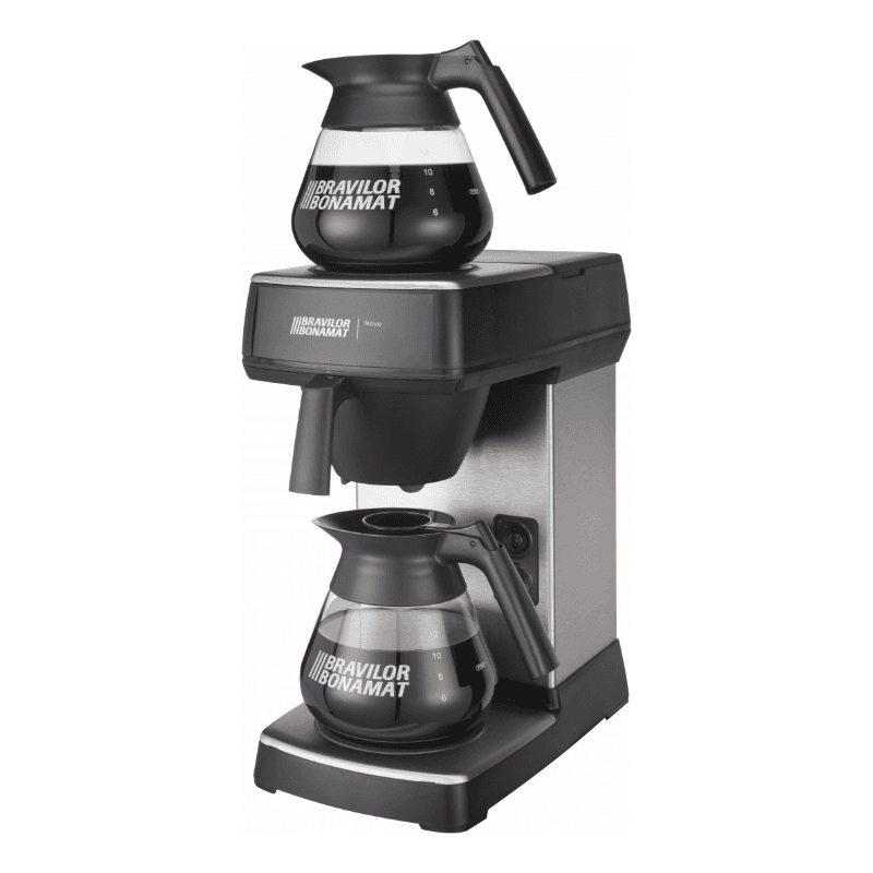 Fremstilling af Bravilor Bonomat Novo i fuld højde med to glas-kander (én ovenpå, én i bryggeposition) for at vise maskinens funktion og kapacitet, fotograferet på hvid baggrund.