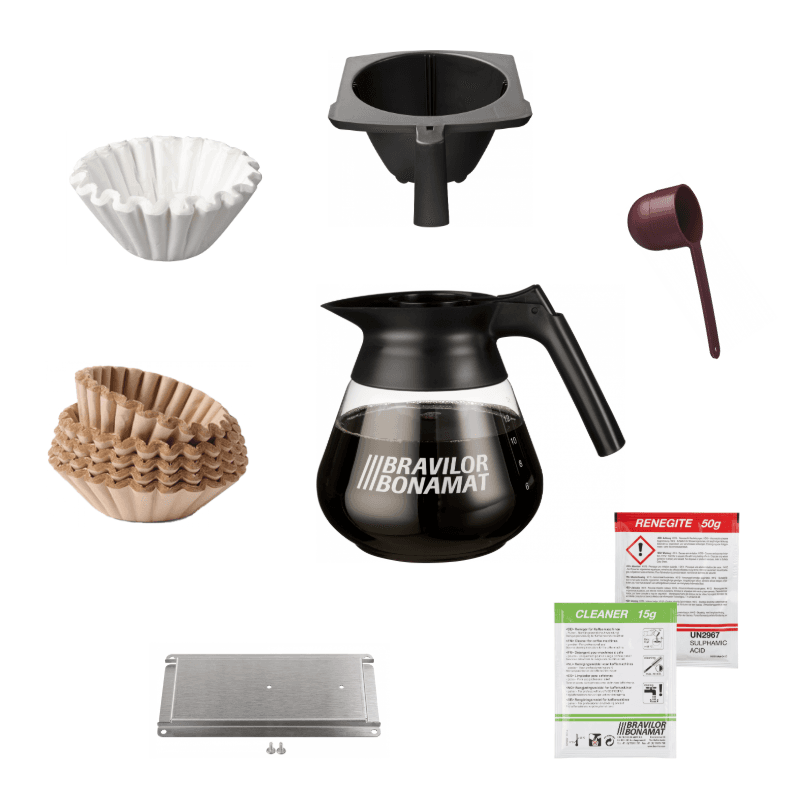 Kompositionsbillede af tilbehør til Bravilor Bonomat Novo: papirfiltre, plasttragt, glas-kande, måleske, ubleget og bleget filtre, rengøringspakker og metalplade — samlet layout på hvid baggrund.