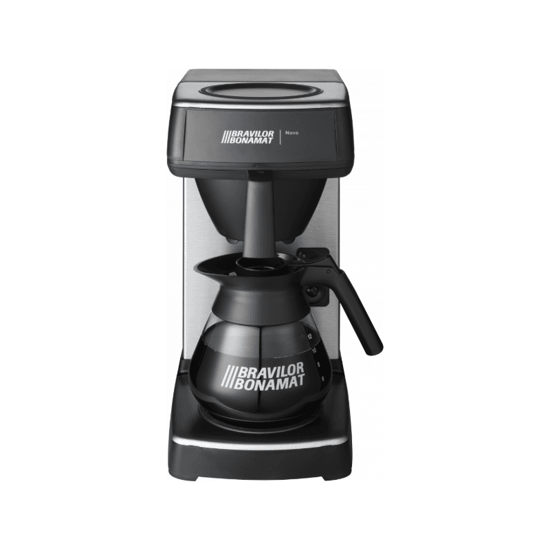 Bravilor Bonomat Novo filterkaffemaskine set forfra med glas-kande placeret i dryppladen; stålfinish og sort plasttop er synligt