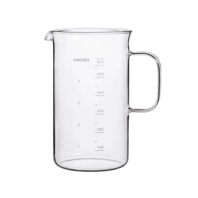 Hario Beaker Server 600 ml i klart varmebestandigt glas med indgraveret måleskala op til 600 ml, tud og hank, fotograferet forfra på hvid baggrund.