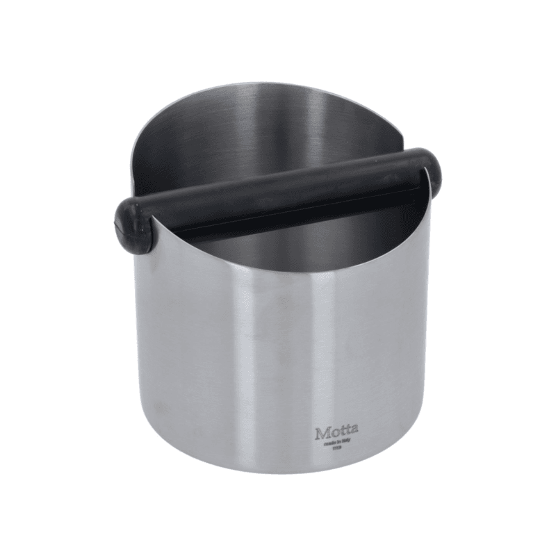 Mellem Motta knockbox i børstet rustfrit stål med sort gummibar, fotograferet fra en let skrå topvinkel.