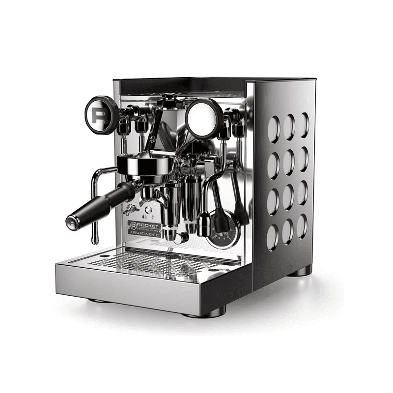 Rocket Appartamento espressomaskine fotograferet i front-skrå vinkel; detaljeret udsyn til gruppehoved, portafilter og manometer, blankpoleret stålfinish.