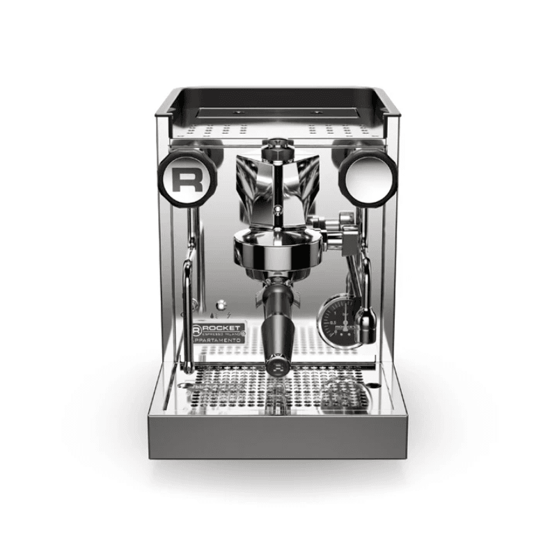 Rocket Appartamento espressomaskine set lige forfra; symmetrisk komposition med gruppehoved i midten, rund manometer og drypplade nedenunder, spejlblank finish.