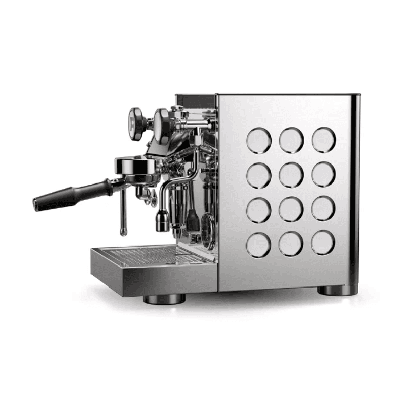 Rocket Appartamento espressomaskine set i højre sideprofil; fokus på portafilteret, dampstaven og det perforerede sidepanel — elegant industridesign i rustfrit stål.