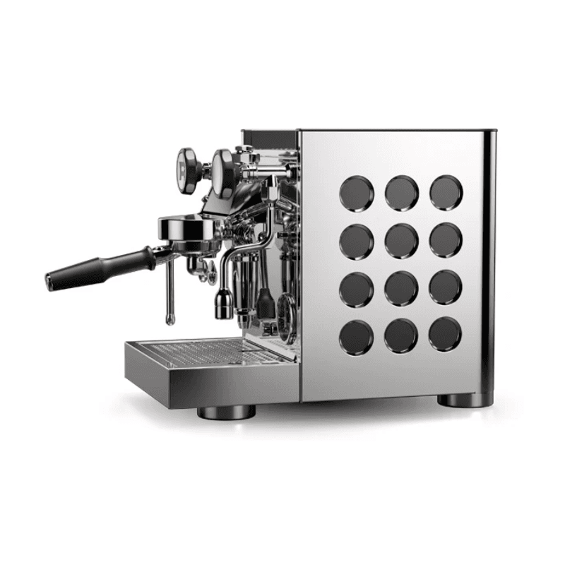 Rocket Appartamento espressomaskine set i sideprofil med portafilter monteret, dampstav og perforeret sidepanel; højglans poleret stålfinish.