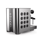 Rocket Appartamento espressomaskine set bagfra/siddevinkel; tydeligt 'ROCKET' logo præglet i sidepanelet, runde ventilationshuller og dampstav synlig fra siden.