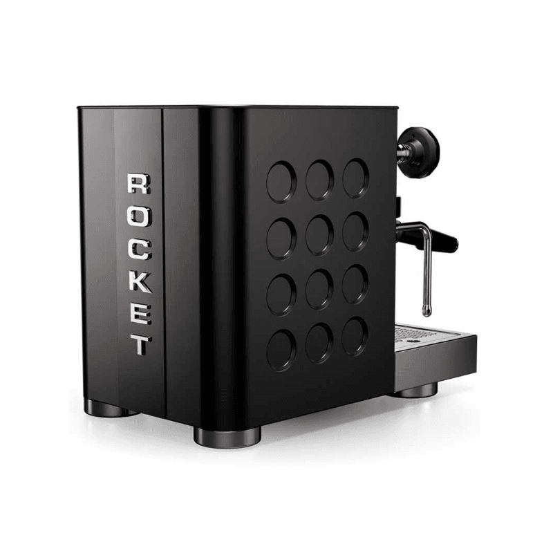 Rocket Appartamento TCA - Sort/Sort espressomaskine set i skrå sideprofil med portafilter monteret, dampstav og perforeret sidepanel; mat sort kabinet med kromdetaljer og højglans reflekterende front.
