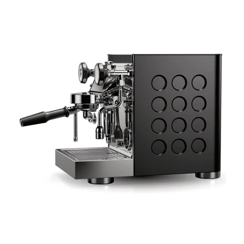 Rocket Appartamento espressomaskine i sort set i front-skrå vinkel med synligt portafilter, dampstav og analogt manometer; kombination af mat sort og poleret stålfinish.