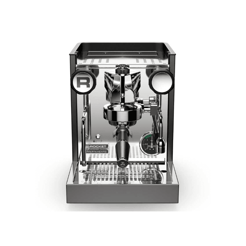 Lang: Rocket Appartamento espressomaskine set forfra i sort med portafilter klar til brug, gruppehoved og kontrolpanel tydeligt synlige; blanke kromdetaljer og mat sort yderside.