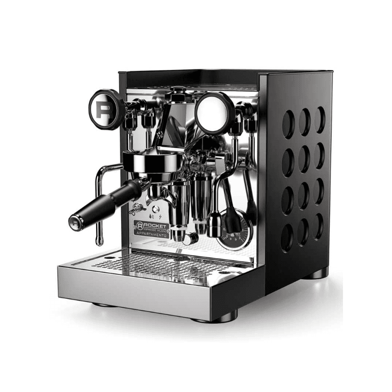 Rocket Appartamento espressomaskine i trekvart profil med poleret front, perforeret sidepanel og synligt portafilter; højglans stålfinish med kontrast af mørke detaljer.