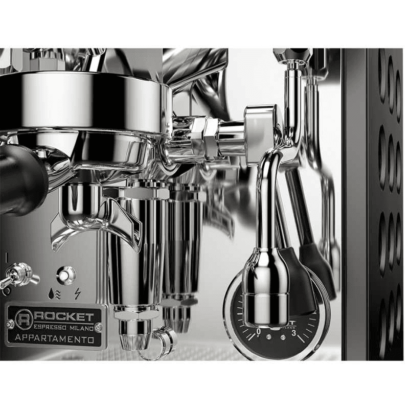 Rocket Appartamento espressomaskine vinklet fremad med portafilter, steamarm og kromdetaljer i fokus; poleret stålfront og reflekterende overflader.