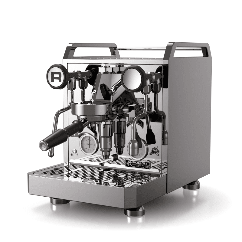 Rocket Mozzafiato Fast R - Krom espressomaskine set i trekvart forfra med portafilter monteret, dampstav, to manometre og poleret kromfront; reflekterende højglans finish med robuste bærehåndtag på toppen.