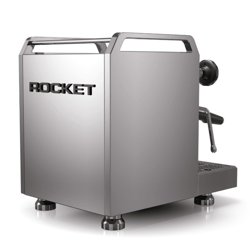 Rocket Mozzafiato Fast R espressomaskine set bagfra i trekvartvinkel med synligt ROCKET-logo, poleret kromfront og blanke metalben; elegant stålhus og fremadstående dampstav i krom.
