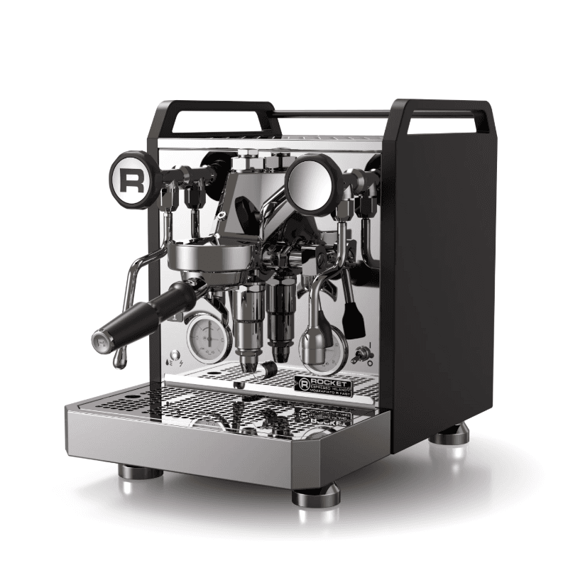 Rocket Mozzafiato Fast R espressomaskine set i trekvart forfra med mat sort kabinet, portafilter monteret og kromdetaljer ved gruppehovedet; kontrast mellem mat sidepanel og skinnende metalkomponenter.