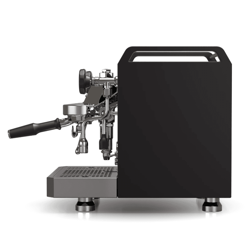 Rocket Mozzafiato Fast R espressomaskine sideprofil i mat sort med portafilter udstukket og dampstav, fremhæver maskinens kompakte form og funktionelle design; metalbøjler og toprist synlige.