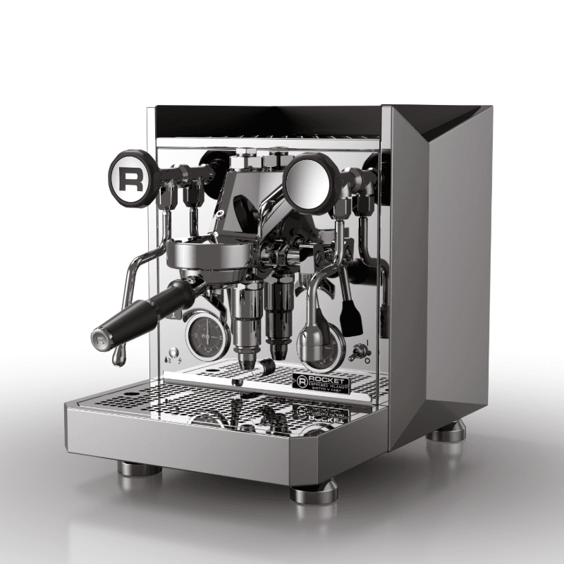 Rocket Giotto Fast V espressomaskine set i front/trekvart vinkel med portafilter monteret, dampstav, manometre og blankpoleret kromfront; kompakt, industriel formgivning og højkvalitets finish.