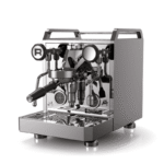 Rocket Mozzafiato Fast V - Krome espressomaskine set i skrå forfra-visning med portafilter, manometer og dampstav; højglans poleret kromfinish med detaljer i sort.