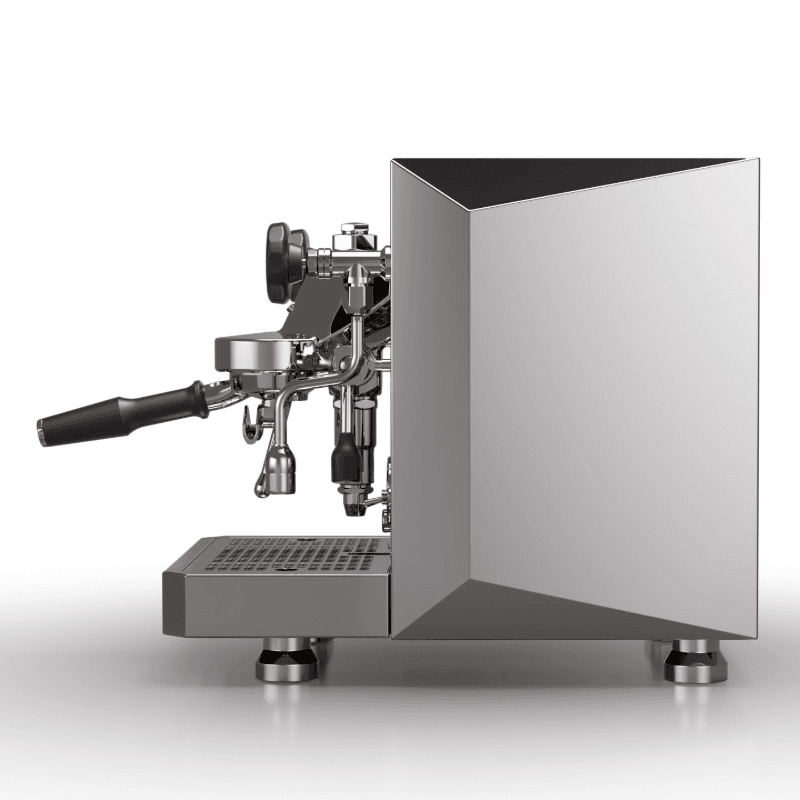 Rocket Giotto Fast V espressomaskine i sideprofil med portafilter og dampstav synlige, poleret stålfront med refleksioner og minimalistisk, glat sidepanel; fremhæver maskinens præcisionsdetaljer og ergonomi.