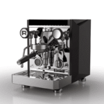 Rocket Giotto Fast V espressomaskine set i front/trekvart vinkel med portafilter monteret, dampstav og manometre; blankpoleret front kombineret med mat sort sidepanel for et moderne kontrastlook.