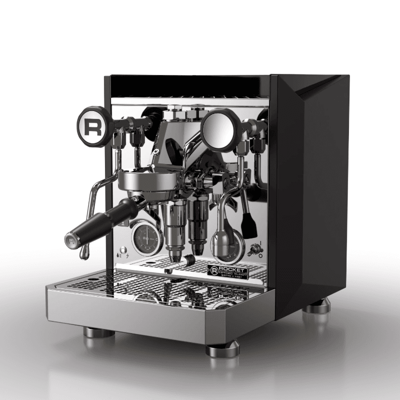 Rocket Giotto Fast V espressomaskine set i front/trekvart vinkel med portafilter monteret, dampstav og manometre; blankpoleret front kombineret med mat sort sidepanel for et moderne kontrastlook.