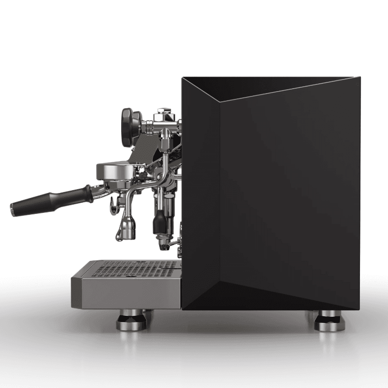 ocket Giotto Fast V espressomaskine i sideprofil med portafilter og dampstav fremhævet, mat sort sidepanel med skarp, vinklet detalje; professionelt, minimalistisk design til hjemme- eller cafébrug.