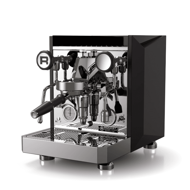 Rocket Giotto Fast R espressomaskine set i 3/4-vinkel mod fronten med portafilter monteret, synlige manometre, dampstav og refleksfri sort sidepanel med skarpe facetter; blankpoleret stålfront og ergonomisk portafilterhåndtag.