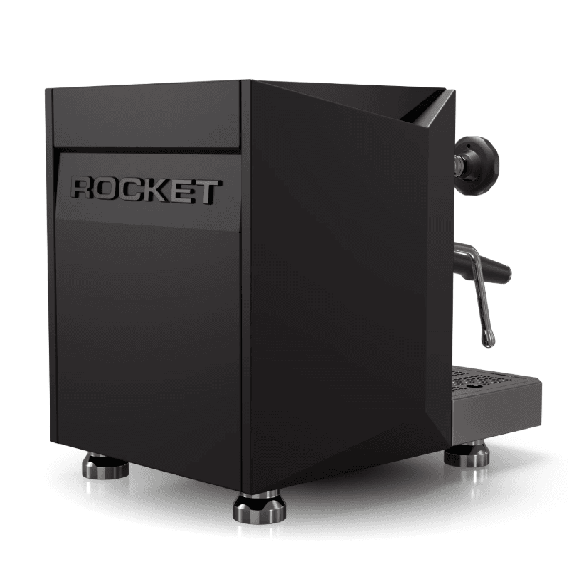 Rocket Giotto Fast R set bagfra i trekvartvinkel, fokus på bagpanel med indgraveret ROCKET-logo og mat sort finish; synlig dampstav og skråt affaset sidekasse.