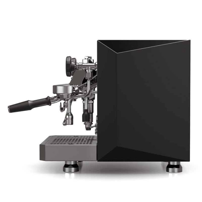 Rocket Giotto Fast R set i sideprofil med portafilter udtrukket, dampstav og skråt, facetteret sidepanel i mat sort; minimalistisk, industrielt design og solide metalfødder.