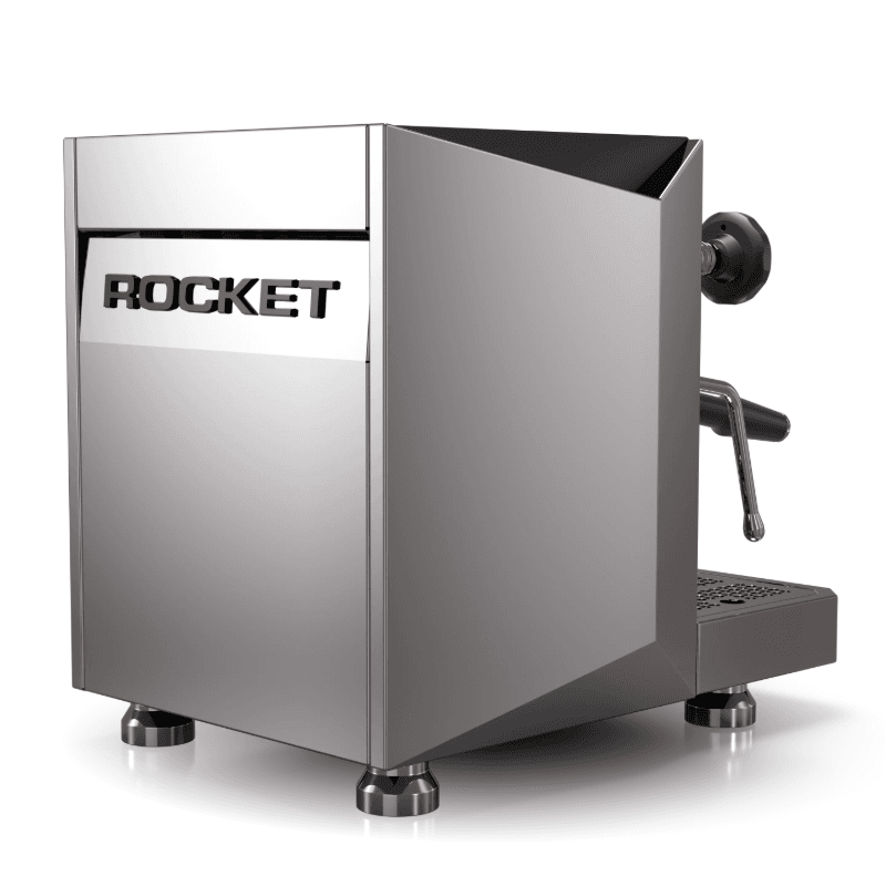 Rocket Giotto Fast R set bagfra i trekvartvinkel med synligt ROCKET-logo i poleret stål, skarpe kanter og spejlblank finish; dampstav og robust maskinbase i forgrunden.