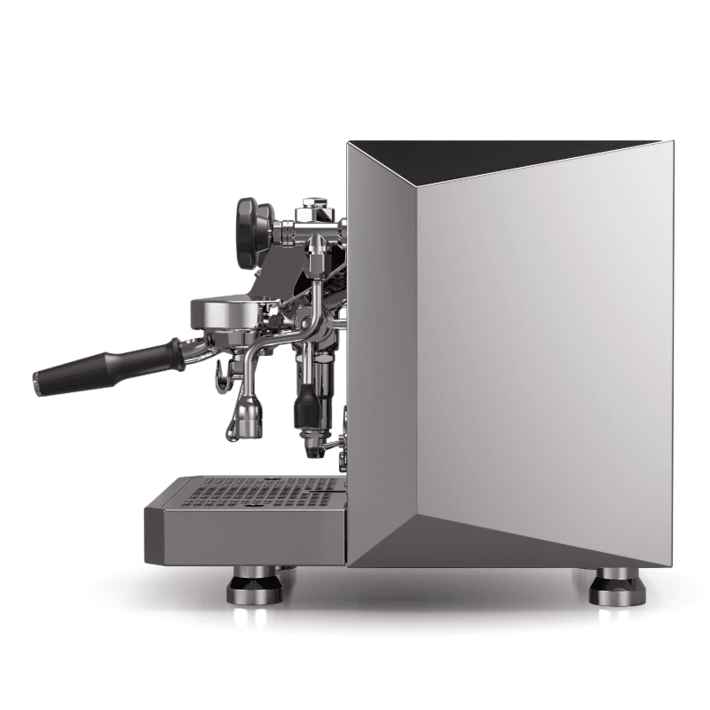 Rocket Giotto Fast R set i sideprofil med portafilter udtrukket, kromdetaljer og kraftig, vinklet sidekasse; elegant industrielt design med fremhævet maskinfunktionalitet.