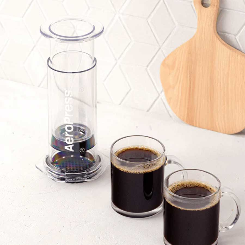 AeroPress XL Clear ved siden af to krus med frisk kaffe.