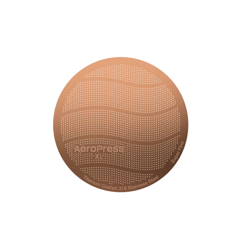 AeroPress Gold Tone Metalfilter XL — større kobberfarvet metalfilter i titaniumbelagt rustfrit stål med bølget perforering, isoleret på hvid baggrund.