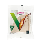 Hario V60 papirfiltre størrelse 02 vist i klar emballage med stor grøn V på forsiden; pakningen indeholder 100 brune filterark og er designet til 1–4 kopper.