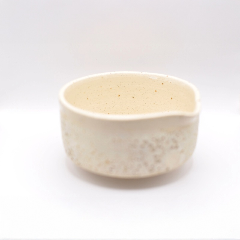 Matcha-skål set forfra med tydelig fokus på den ru, porøse yderside og den glatte, cremefarvede inderside; viser håndværkets variation og naturlige nuancer.